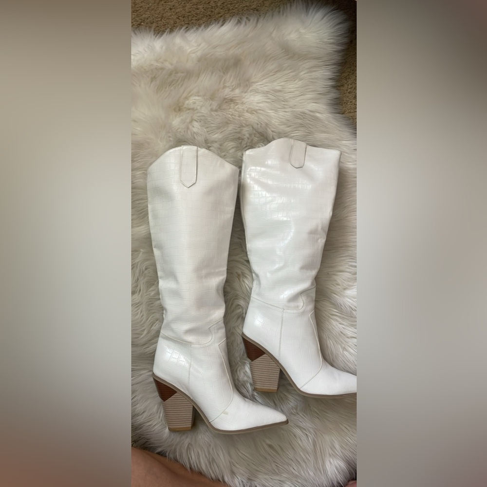 Size 9 never worn. Faux leather. Texture is a snake pattern. Unique heel